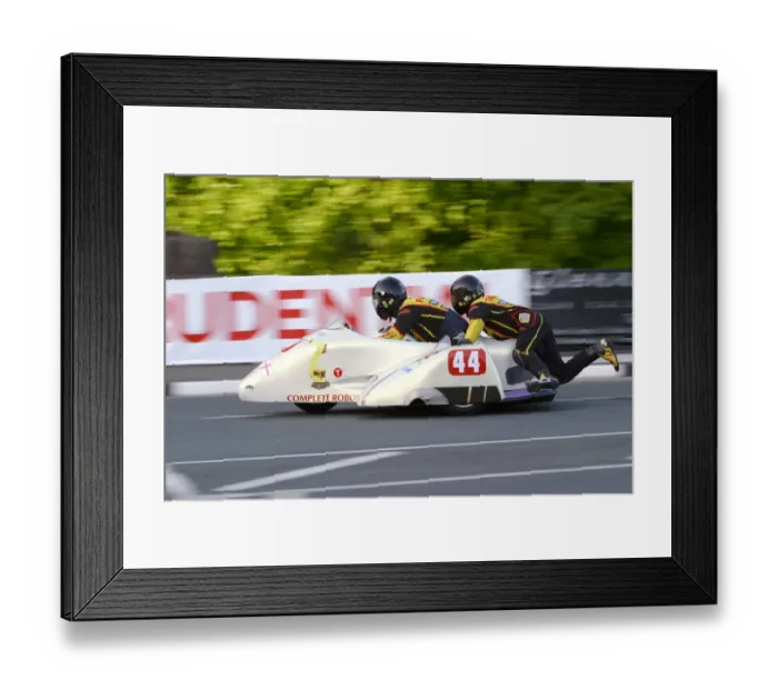 Framed Print : Andy Thompson & Steve Harpham (Fanuc Honda) 2004 Sidecar TT Framed Print : Andy Thompson & Steve Harpham (Fanuc Honda) 2004 Sidecar TT