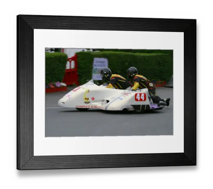 Framed Print : Andy Thompson & Steve Harpham (Fanuc Honda) 2004 Sidecar TT Framed Print : Andy Thompson & Steve Harpham (Fanuc Honda) 2004 Sidecar TT