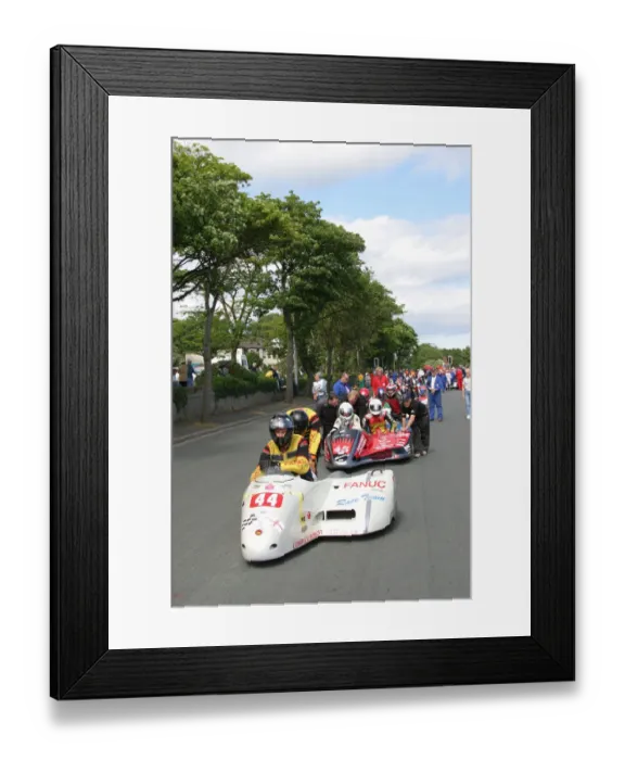 Framed Print : Andy Thompson & Steve Harpham (Fanuc Honda) 2004 Sidecar TT