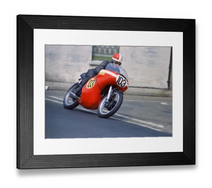Framed Print : Walter Dawson (Norton) 1970 Senior TT Framed Print : Walter Dawson (Norton) 1970 Senior TT