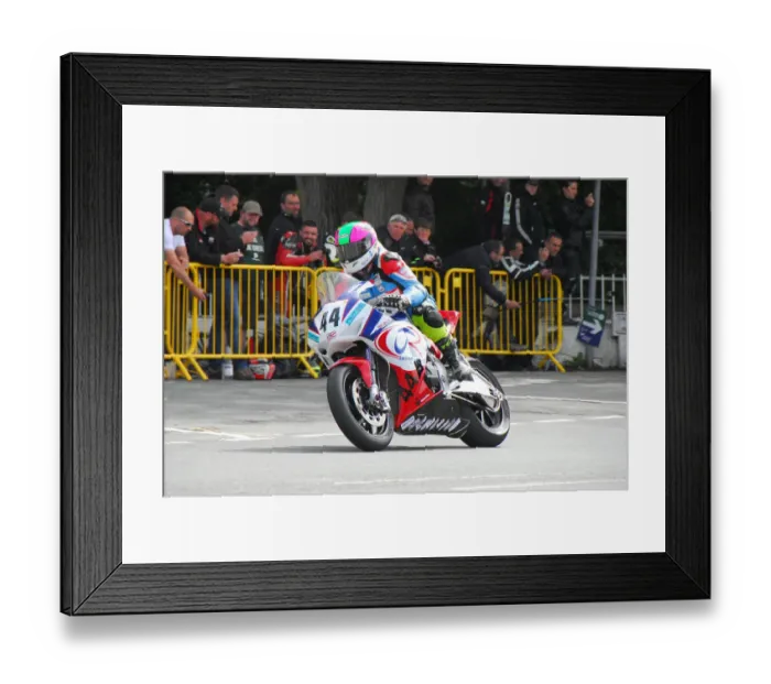 Framed Print : Craig Neve (Honda) 2017 Senior TT Framed Print : Craig Neve (Honda) 2017 Senior TT