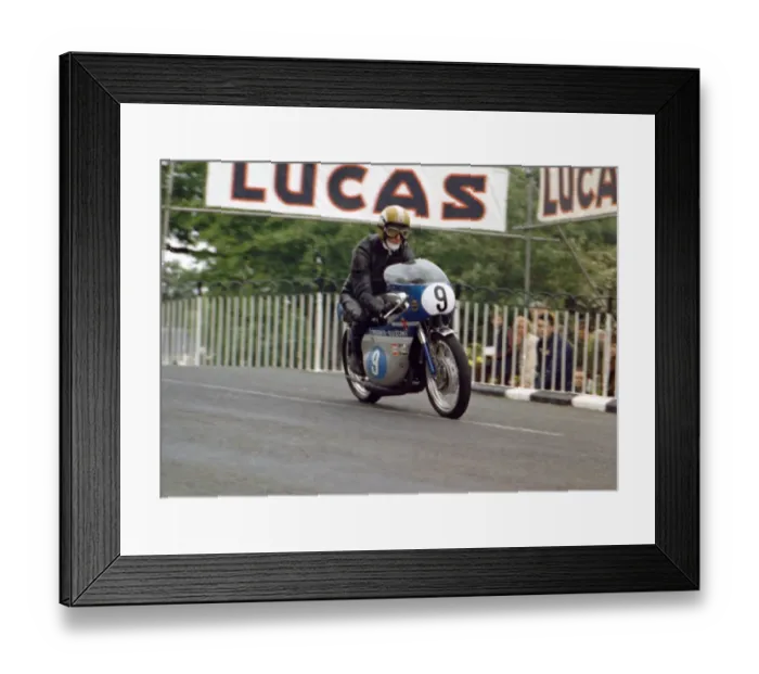 Framed Print : Peter Berwick (Crooks Suzuki) 1971 Junior TT Framed Print : Peter Berwick (Crooks Suzuki) 1971 Junior TT