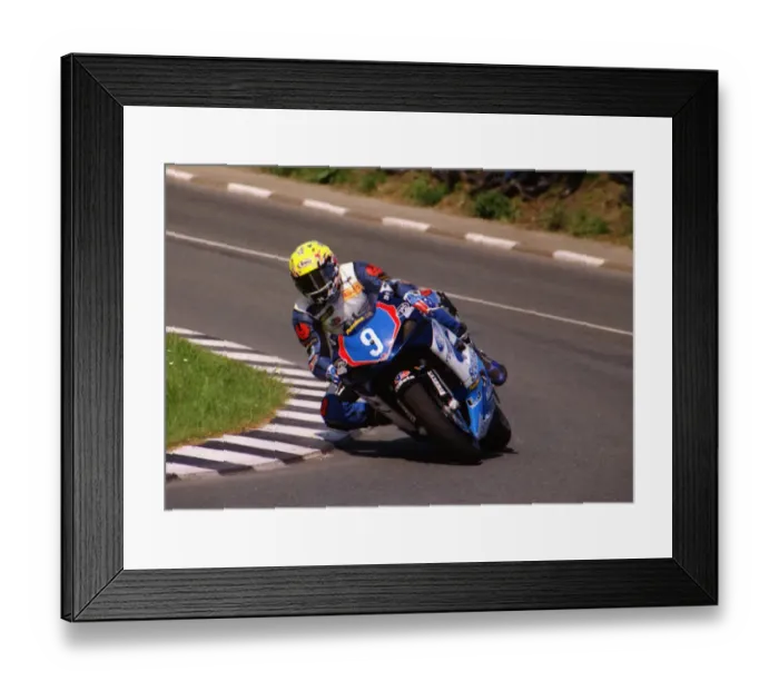 Framed Print : Ian Lougher (Suzuki) 2002 Junior 600 TT Framed Print : Ian Lougher (Suzuki) 2002 Junior 600 TT