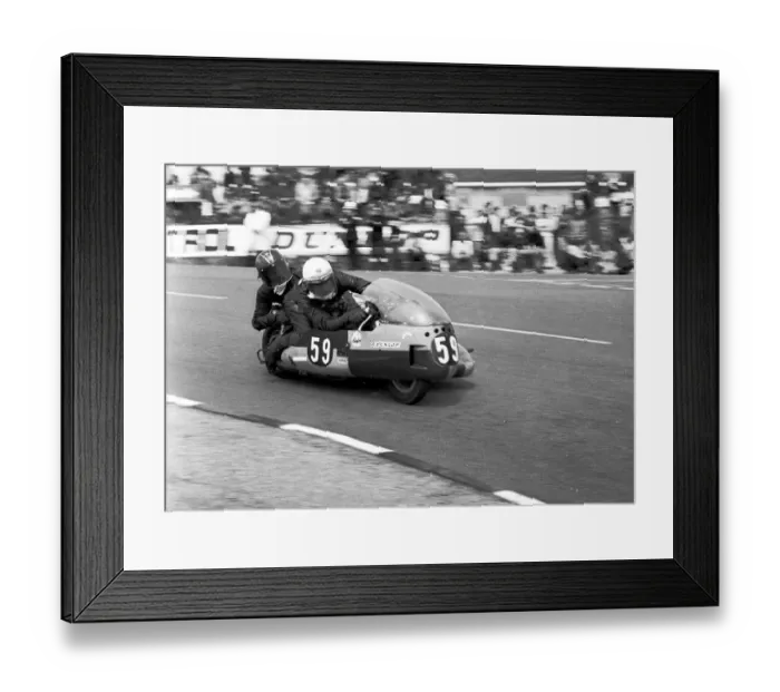 Framed Print : Eric Bregazzi & Jimmy Creer (BSA) 1976 Sidecar TT Framed Print : Eric Bregazzi & Jimmy Creer (BSA) 1976 Sidecar TT
