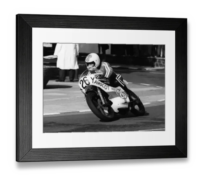 Framed Print : Mick Shirlaw (Yamscot) 1977 Lightweight Manx Grand Prix Framed Print : Mick Shirlaw (Yamscot) 1977 Lightweight Manx Grand Prix