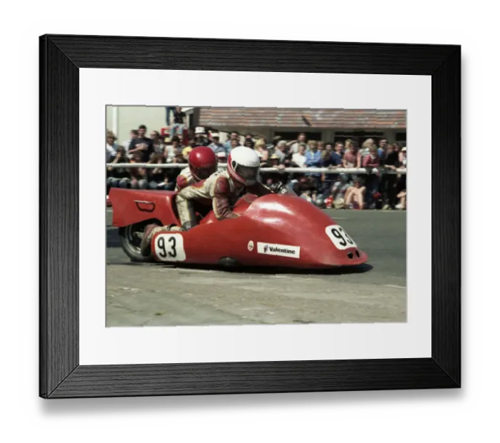 Framed Print : Dave Molyneux & Paul Craine (Bregazzi Yamaha) 1985 Sidecar TT Framed Print : Dave Molyneux & Paul Craine (Bregazzi Yamaha) 1985 Sidecar TT