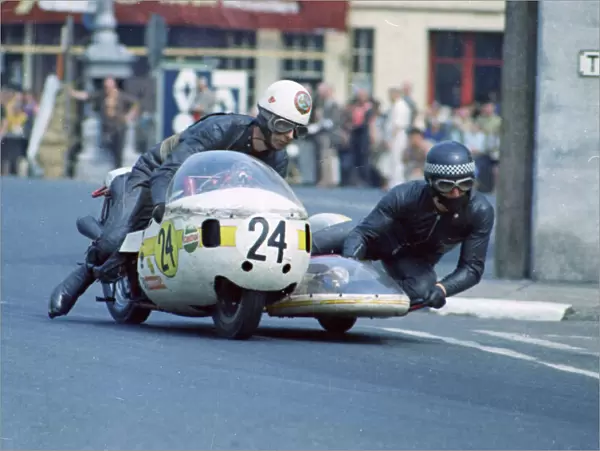 Bob Kewley & John Whiting (Rumble BSA) 1970 750 Sidecar TT