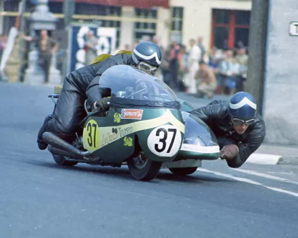 Ian McDonald & Andre Witherington (Triumph) 1970 750 Sidecar TT
