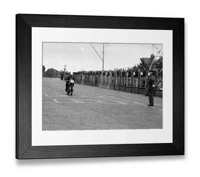 Framed Print : Peter Beaney (Norton) 1950 Junior Clubman TT Framed Print : Peter Beaney (Norton) 1950 Junior Clubman TT