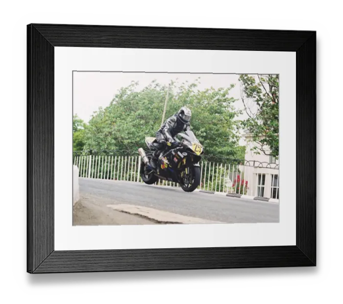 Framed Print : Mirko Kalsek (Suzuki) 2004 Senior TT Framed Print : Mirko Kalsek (Suzuki) 2004 Senior TT