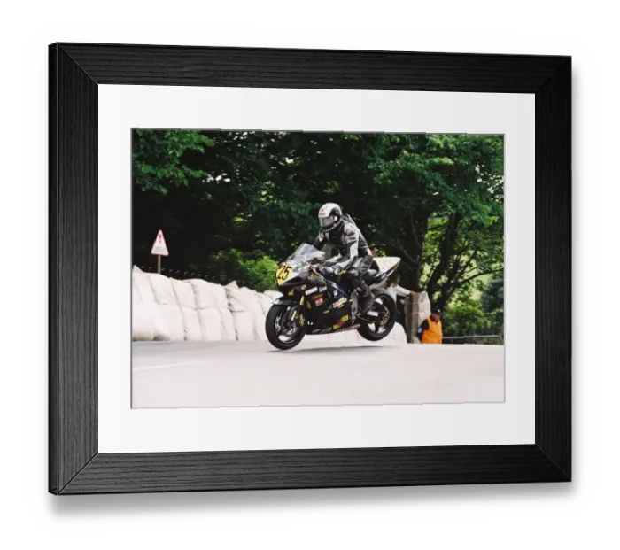 Framed Print : Mirko Kalsek (Suzuki) 2004 Senior TT Framed Print : Mirko Kalsek (Suzuki) 2004 Senior TT