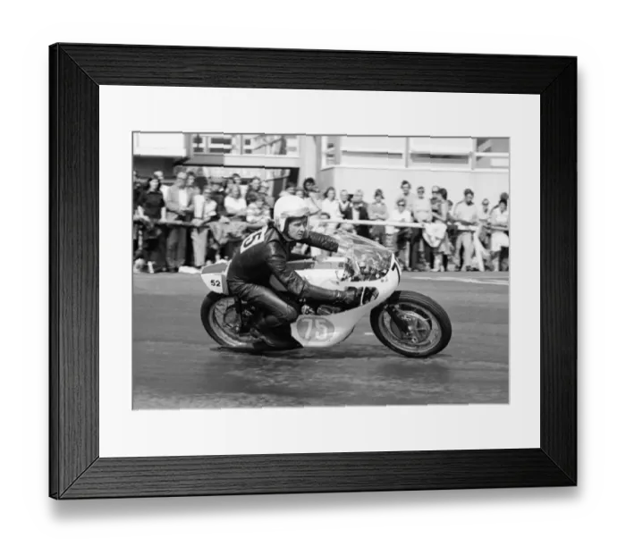 Framed Print : Kevin Kershaw (Yamaha) 1975 Junior Manx Grand Prix Framed Print : Kevin Kershaw (Yamaha) 1975 Junior Manx Grand Prix
