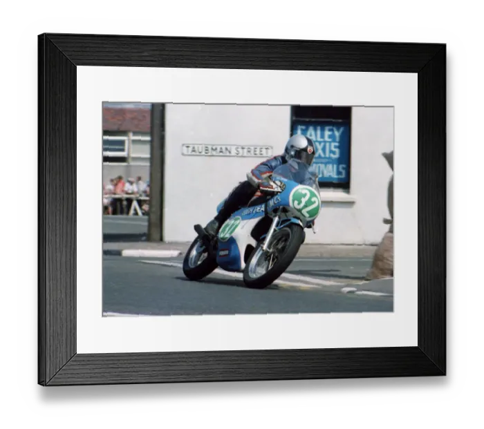 Framed Print : Dave Ashton (Yamaha) 1982 Junior TT Framed Print : Dave Ashton (Yamaha) 1982 Junior TT