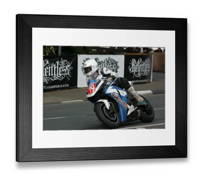 Framed Print : Steve Heneghan (Honda) 2009 Superstock TT Framed Print : Steve Heneghan (Honda) 2009 Superstock TT