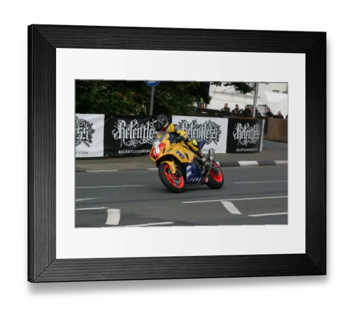 Framed Print : Ian Mackman (Suzuki) 2009 Superstock TT Framed Print : Ian Mackman (Suzuki) 2009 Superstock TT