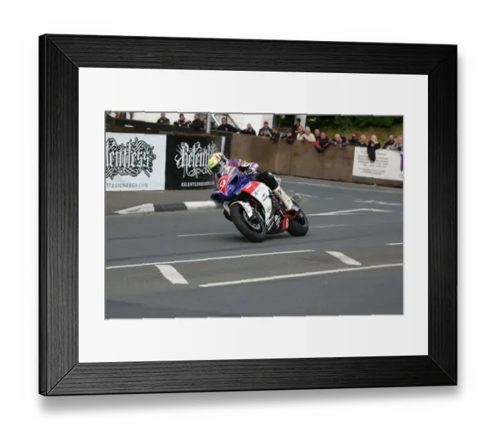 Framed Print : Ian Lougher (Yamaha) 2009 Superstock TT Framed Print : Ian Lougher (Yamaha) 2009 Superstock TT