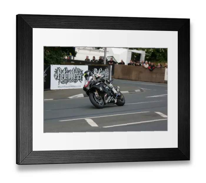Framed Print : Bruce Anstey (Suzuki) 2009 Superstock TT Framed Print : Bruce Anstey (Suzuki) 2009 Superstock TT
