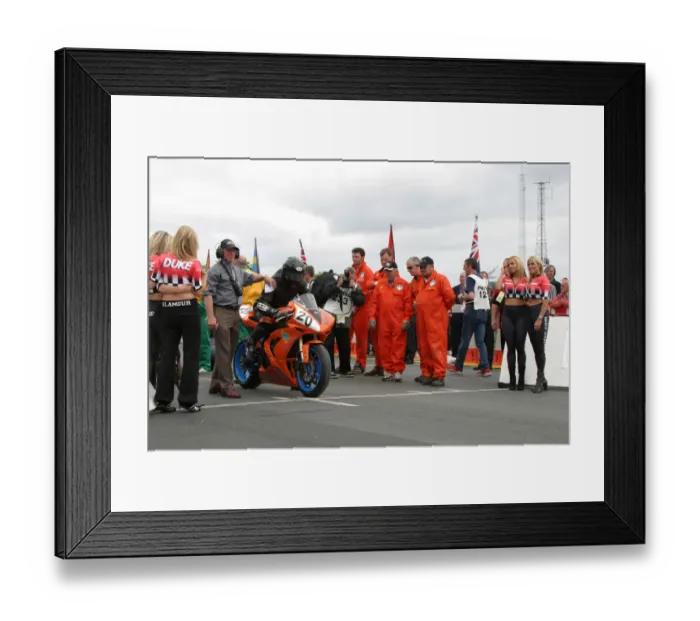Framed Print : Ian Armstrong (Yamaha) 2004 Formula One TT Framed Print : Ian Armstrong (Yamaha) 2004 Formula One TT