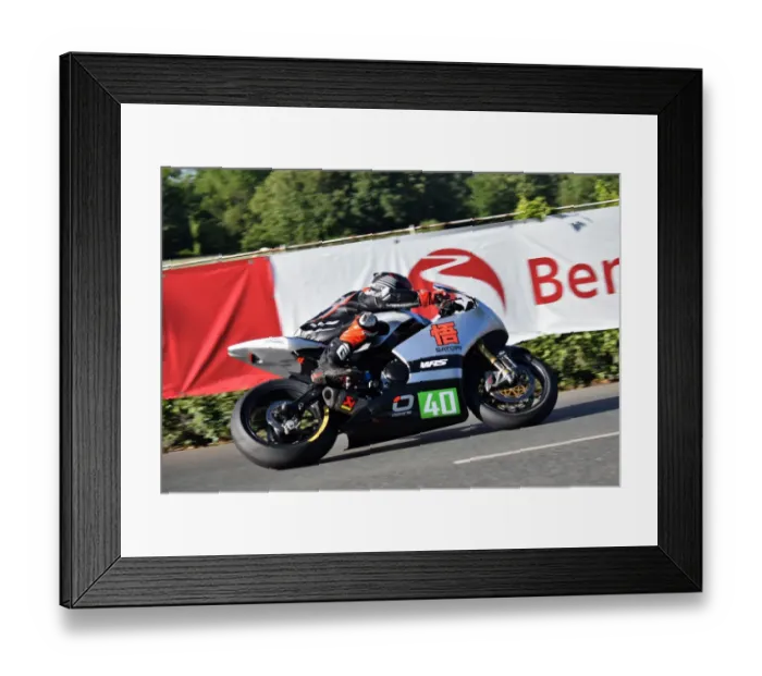 Framed Print : Robert Whittall (Suzuki) 2019 Lightweight TT Framed Print : Robert Whittall (Suzuki) 2019 Lightweight TT
