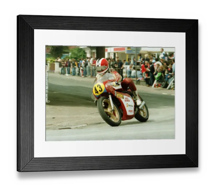 Framed Print : Tony Head (Yamaha) 1984 Senior TT Framed Print : Tony Head (Yamaha) 1984 Senior TT
