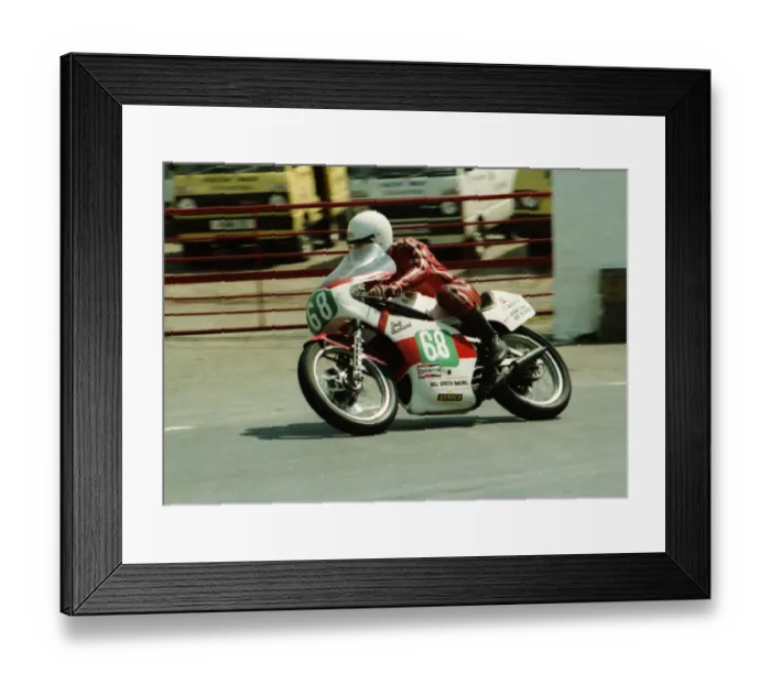 Framed Print : Dave Auckland (Yamaha) 1984 Junior TT