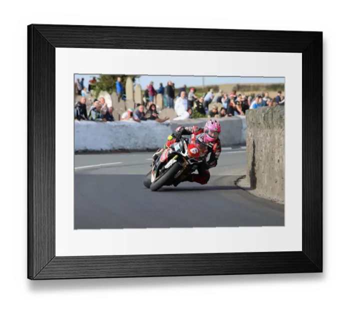 Framed Print : Davy Todd (Suzuki) 2018 Southern 100 Framed Print : Davy Todd (Suzuki) 2018 Southern 100