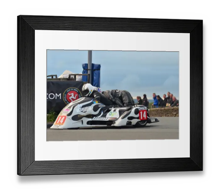 Framed Print : Wayne Lockey & Kenny Cole (Ireson Honda) 2012 Southern 100 Framed Print : Wayne Lockey & Kenny Cole (Ireson Honda) 2012 Southern 100