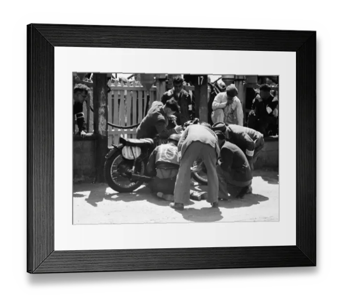 Framed Print : Pit stop for Albert Moule (Norton) 1949 Junior TT Framed Print : Pit stop for Albert Moule (Norton) 1949 Junior TT
