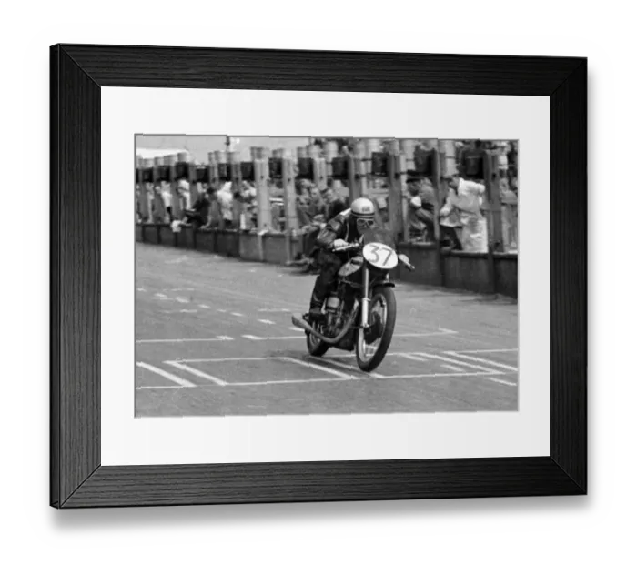 Framed Print : Harry Hinton snr (Norton) 1949 Senior TT Framed Print : Harry Hinton snr (Norton) 1949 Senior TT