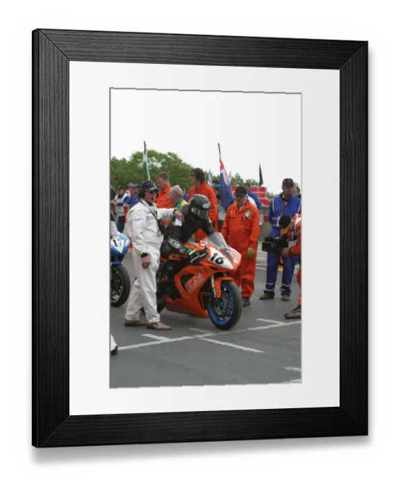 Framed Print : Ian Armstrong (Yamaha) 2005 Senior TT