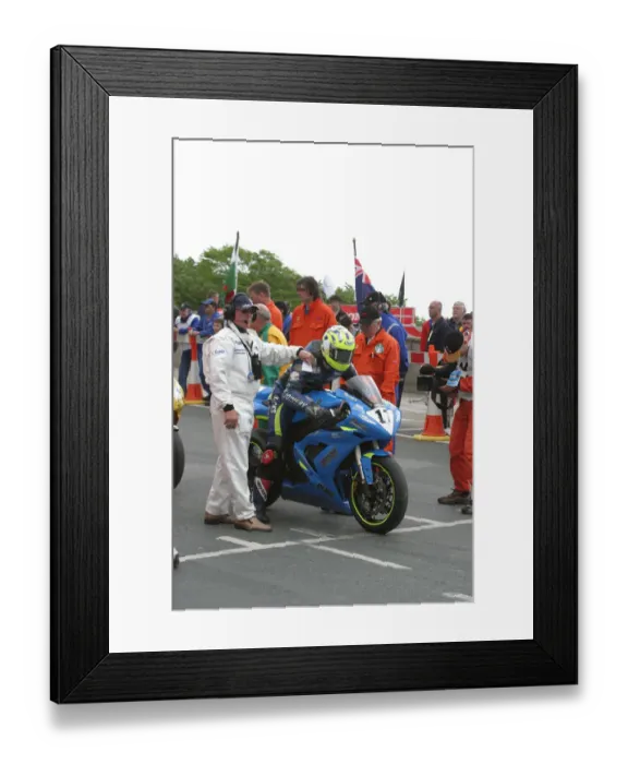 Framed Print : Nigel Beattie (Yamaha) 2005 Senior TT Framed Print : Nigel Beattie (Yamaha) 2005 Senior TT