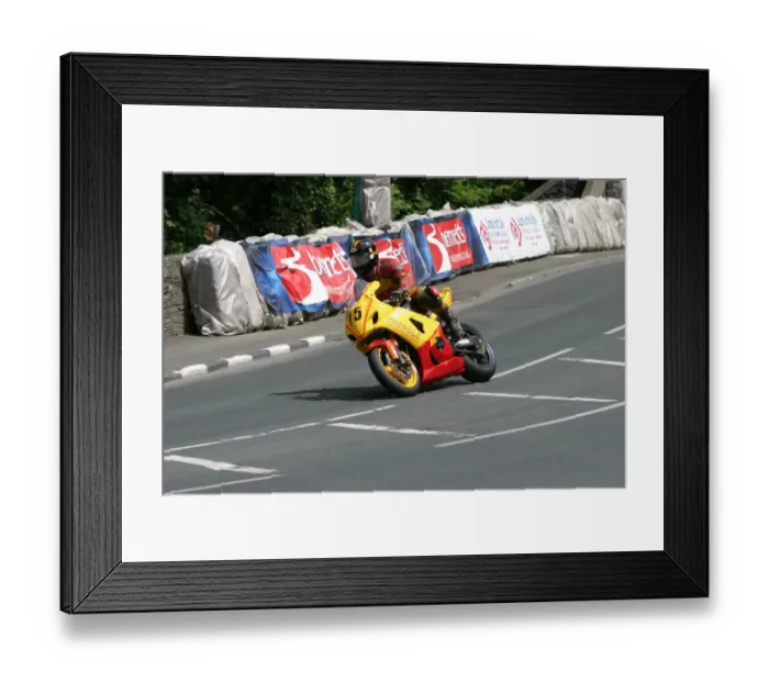 Framed Print : Paul Hunt (Suzuki) 2004 Senior TT Framed Print : Paul Hunt (Suzuki) 2004 Senior TT