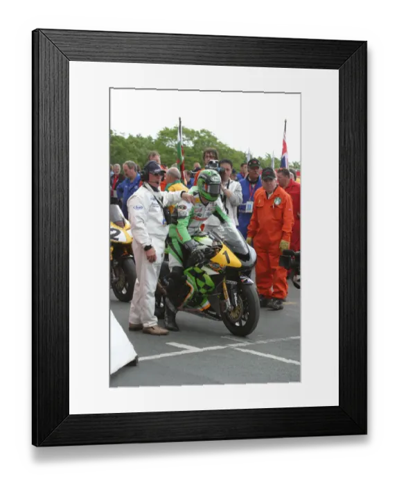 Framed Print : Ryan Farquhar (Kawasaki) 2005 Senior TT Framed Print : Ryan Farquhar (Kawasaki) 2005 Senior TT