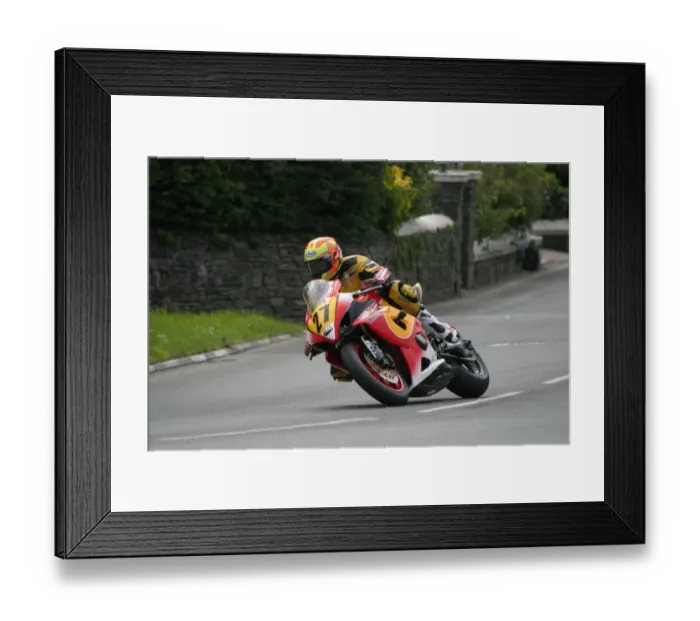 Framed Print : Darren Lindsay (Suzuki) 2005 Senior TT