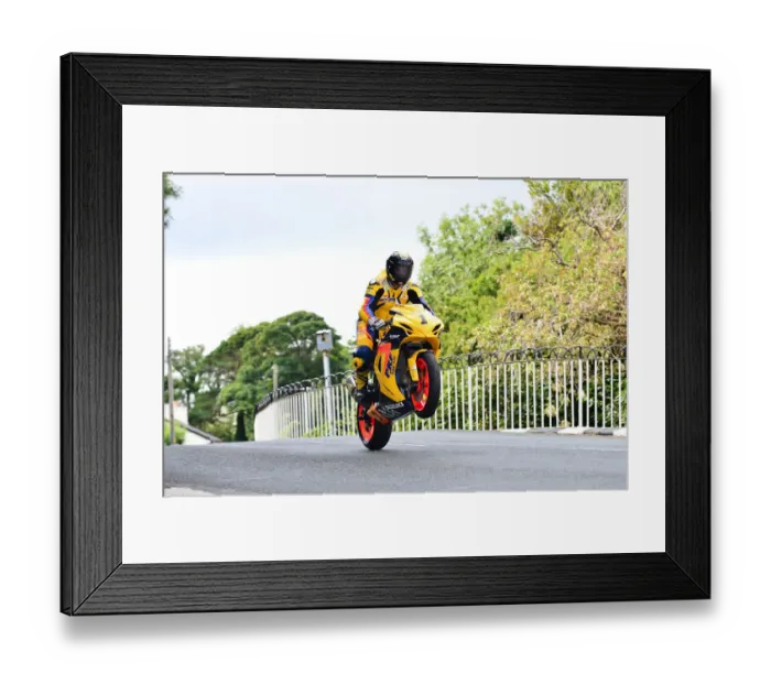 Framed Print : Rob Hodson (PRF Suzuki) 2015 Senior Manx Grand Prix