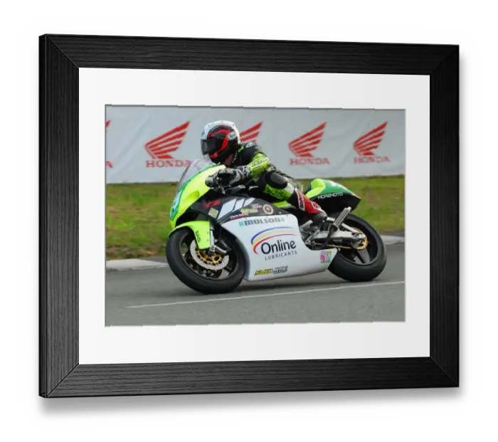 Framed Print : Gary Vines (Yamaha) 2016 Lightweight Manx Grand Prix Framed Print : Gary Vines (Yamaha) 2016 Lightweight Manx Grand Prix