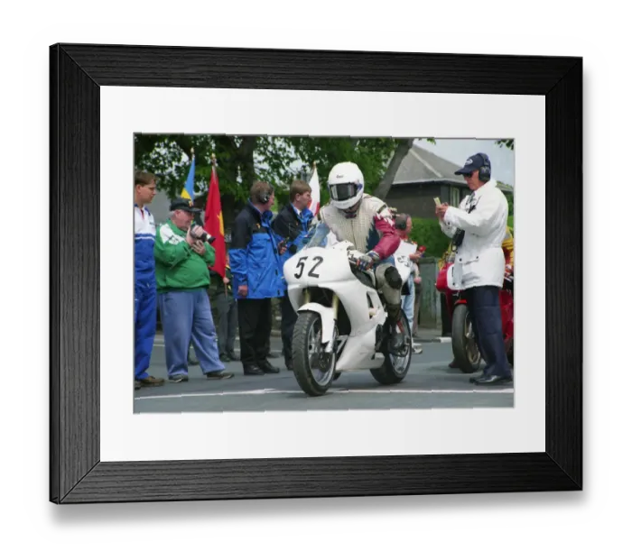 Framed Print : Mark Robinson (Yamaha) 2000 Formula One TT Framed Print : Mark Robinson (Yamaha) 2000 Formula One TT