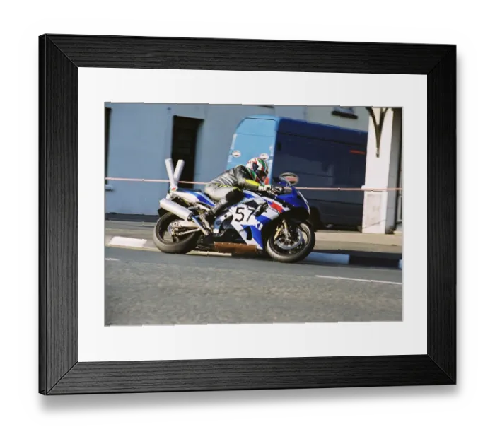 Framed Print : Jeff Jones (Suzuki) 2004 Formula One TT Framed Print : Jeff Jones (Suzuki) 2004 Formula One TT