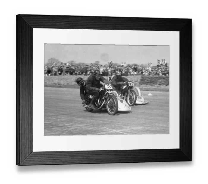 Framed Print : Ted Davis (Vincent) & Bill Boddice (Norton) 1952 Silverstone Framed Print : Ted Davis (Vincent) & Bill Boddice (Norton) 1952 Silverstone