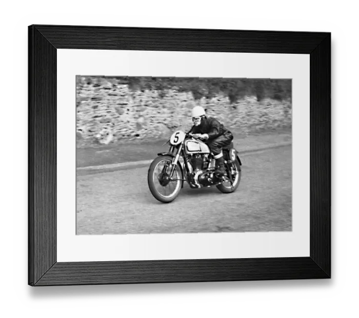 Framed Print : Derek Farrant (Norton) 1952 Senior Clubman TT