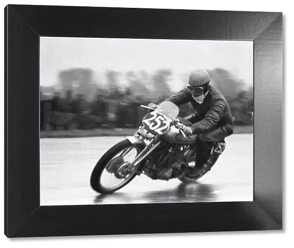 John Surtees (Vincent) 1952 Thruxton