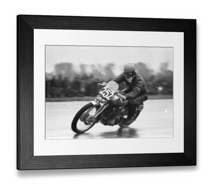 Framed Print : John Surtees (Vincent) 1952 Thruxton Framed Print : John Surtees (Vincent) 1952 Thruxton