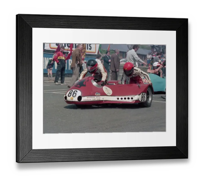 Framed Print : Bob Munro & Dickie Gale (Suzuki) 1986 Sidecar TT Framed Print : Bob Munro & Dickie Gale (Suzuki) 1986 Sidecar TT