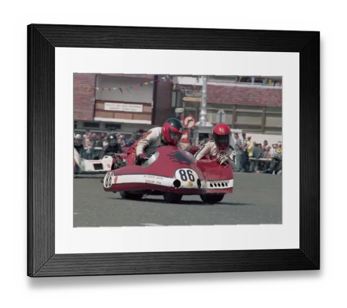 Framed Print : Bob Munro & Dickie Gale (Suzuki) 1986 Sidecar TT