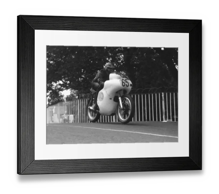 Framed Print : Richard Difazio (Norton) 1962 Senior Manx Grand Prix Framed Print : Richard Difazio (Norton) 1962 Senior Manx Grand Prix