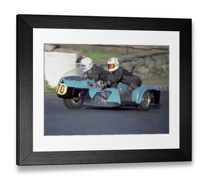 Framed Print : George Oates & John Molyneux (OMKS Kawasaki) 1976 1000 Sidecar TT Framed Print : George Oates & John Molyneux (OMKS Kawasaki) 1976 1000 Sidecar TT