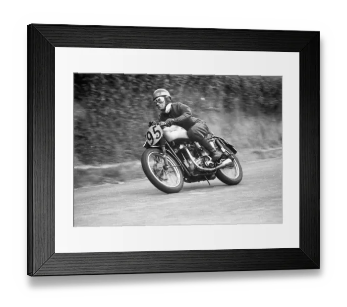 Framed Print : Peter Tomlinson (Triumph) 1959 Senior Manx Grand Prix