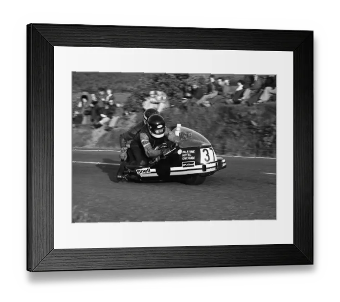 Framed Print : Graham Hilditch & Vince Biggs (Yamaha) 1977 Sidecar TT Framed Print : Graham Hilditch & Vince Biggs (Yamaha) 1977 Sidecar TT