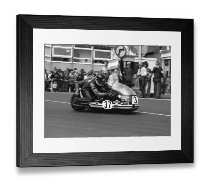 Framed Print : Graham Hilditch & Vince Biggs (Yamaha) 1977 Sidecar TT Framed Print : Graham Hilditch & Vince Biggs (Yamaha) 1977 Sidecar TT