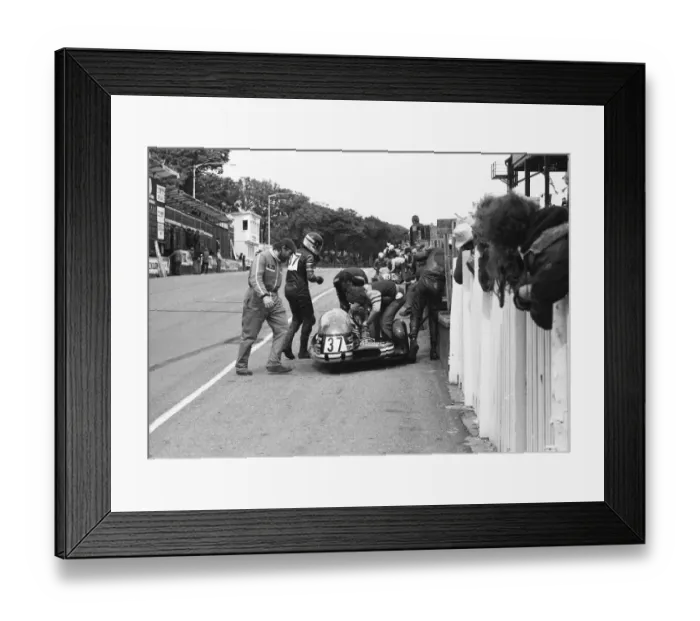 Framed Print : Graham Hilditch & Vince Biggs (Yamaha) 1977 Sidecar TT Framed Print : Graham Hilditch & Vince Biggs (Yamaha) 1977 Sidecar TT